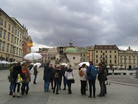 An den Fähnchen oder Schirmen erkennt man die jeweilige Sprache. 
Schnell finden wir den Studenten Damian, der unser  Guide für diese Tour ist.
Es gibt 3 verschiedene Touren, die alle kostenlos sind—am Ende gibt man eine Spende. So verdingen sich die Studenten hier während ihres Studiums.
