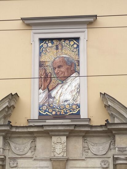 Das Papstfenster befindet sich in der Ulica Franciszkańska. Dort steht ein barocker Bischofspalast. Über dem Eingangstor sieht man ein kleines Fenster, das ein Foto von Papst Johannes Paul II. zeigt. Von dort hielt er während seiner Aufenthalte in Krakau seine weltberühmten abendlichen Audienzen zu seinen Pilgern.