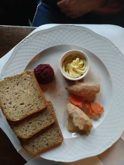 Der rote Klops da ist rote Beete: mit dem Brot das beste an dem Gericht...