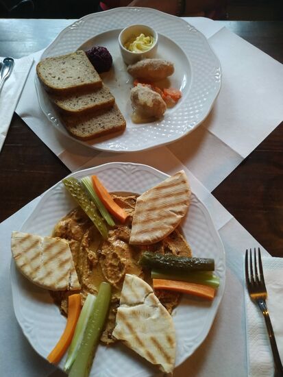 Ich entscheide mit für das typische jüdische Gericht, den "Gefilte fisz"--das hintere Gericht...
Hörte sich so gut an--aber ich würde es nicht nochmal nehmen...
Jörg wählt "Hummus"--das ist nie verkehrt...
Pech für ihn: er mußte teilen...