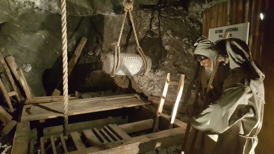 Ab und zu fühlt es sich dort unten an wie in einem kleinen Dorf. Das liegt vor allem daran, dass es z.B. Kapellen, die von den Bergmännern selbst angelegt wurden, oder auch große Räume (eine Art Festsäle), gibt. Auch heute werden diese Räume noch für Gottesdienste, Hochzeiten oder andere Veranstaltungen genutzt.
