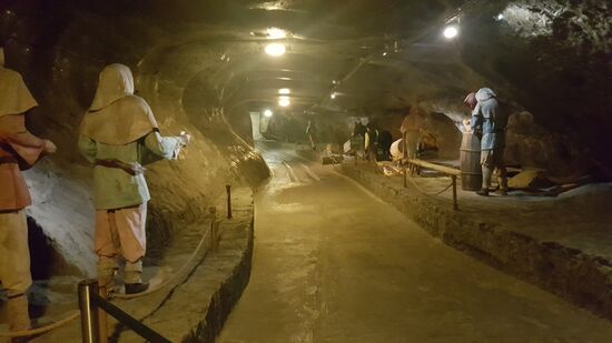 Viele Skulpturen stellen das Leben unter Tage von damals dar