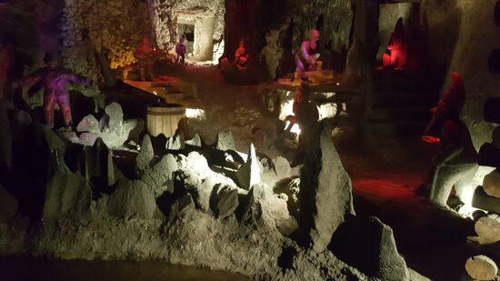 8 Zwerge unter Tage--der 8.Zwerg ist Schneewittchen--als Zwerg verkleidet, weil Frauen hier nicht erlaubt waren