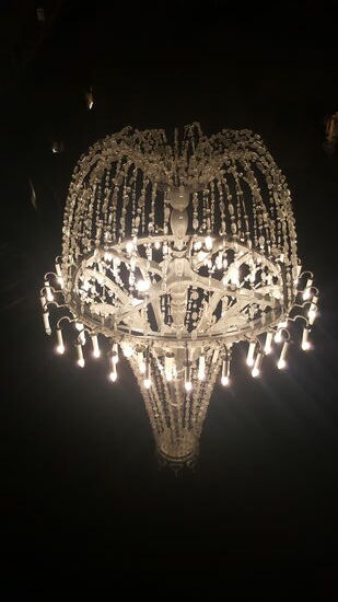 Überall große Kristall-Leuchter mit Kristallen aus Salz!