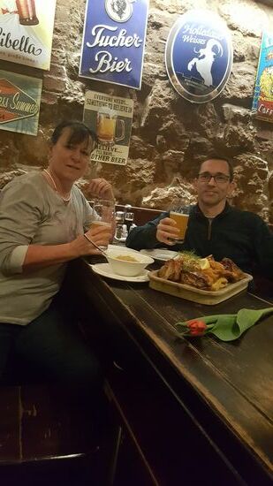 Um 14 Uhr gehts zurück nach Krakau und in ein Pub zum Schlemmen..
Weil heute Weltfrauentag ist, gibt es eine Blume!