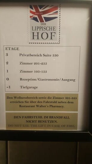 Da ich gern auch mal außergewöhnliche Hotels mag, zeige ich hier ein paar Bilder unserer Bleibe im obersten Stock des "Lippische Hofes"