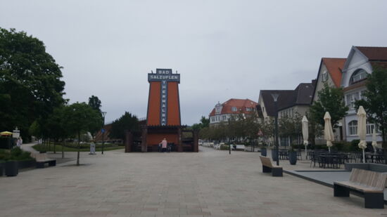 Ein Überbleibsel der Salzgewinnung sind von den ursprünglich 4 Gradierwerken nur noch zwei vollständig erhalten. mit einer Länge von früher insgesamt 424 m, heute etwa 300 m.
Durch die über Schwarzdornbündeln herabrieselnde Sole wird die Luft in der Nähe des Gradierwerkes mit Salz angereichert