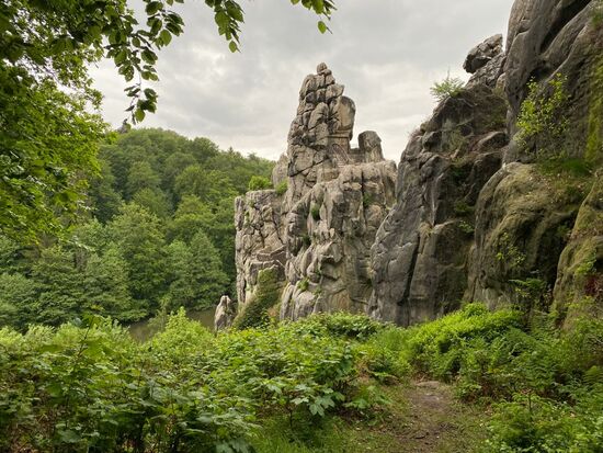 Über viele Millionen Jahre spülten Quellbäche den Gebirgszug aus und ließen die Externsteine als isolierte Gruppe zurück. Das alles kann man im Infozentrum nachlesen