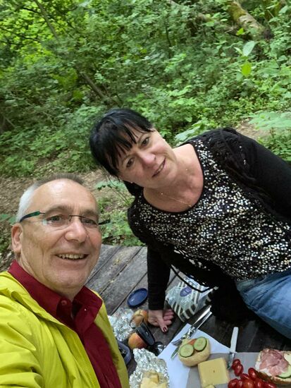 Picknick auf dem Steg am See