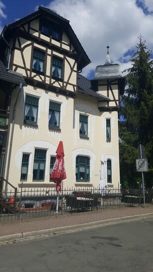 Die Villa befindet sich am Wald zum Hexentanzplatz