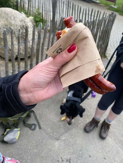 Es gibt leckere, fettige Bratwurst