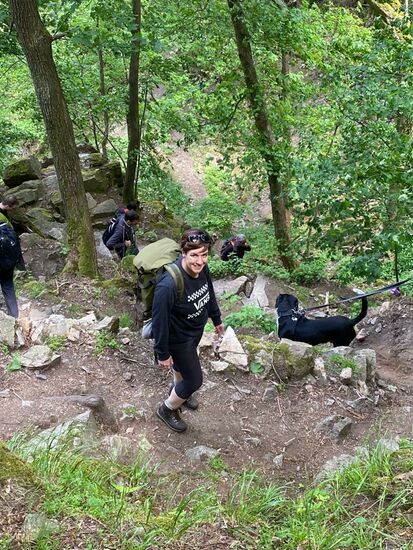 Mit den Menschenmassen gehen wir den Touristenweg wieder hinab nach Thale bis zu den Seilbahnen