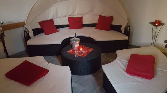 Den Wellnessbereich mit finnischer Sauna im Kellergewölbe kann man incl einer Flasche Prosecco buchen.