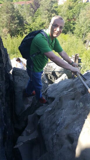 Stangen und Seile zum festhalten sind vorhanden