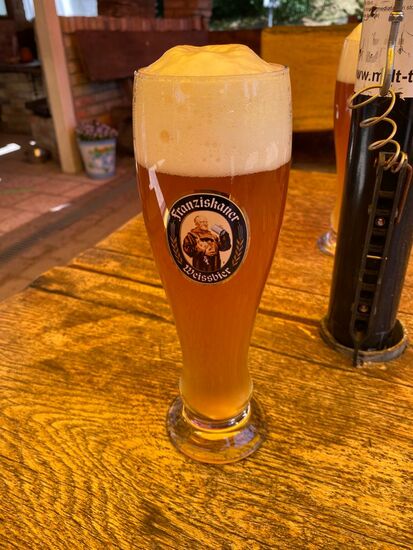 Unten im Biergarten am Park erwartet uns ein alkoholfreies Weizen, bevor wir die Heimreise antreten