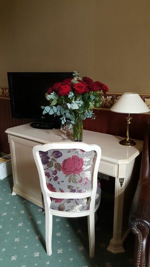 Es gibt Zimmer im Residenzgebäude und im Schloß selber. Hier haben wir ein sehr hübsches  Zimmer mit stilvollen Möbeln im Schloß