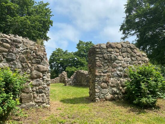 Dabei besuchen wir die mittelalterliche "Wüste Kirche" --die nur wenige Gehminuten vom Schloß entfernt ist