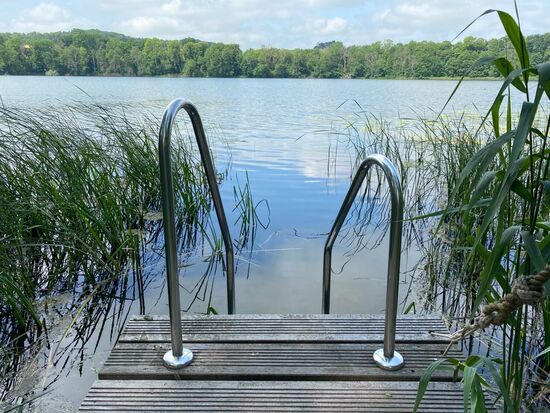 Hier kann man nach einem Saunagang direkt in den See abtauchen