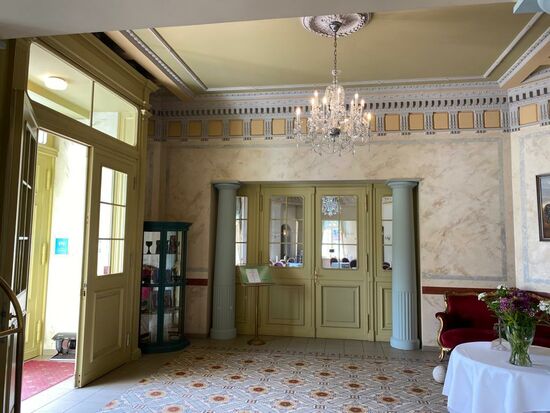 Das Herrenhaus stammt von 1730, wurde 1812 klassizistisch umgebaut, war nach 1945 Kinderkrippe, Betriebsküche und Gemeindebüro und ist heute ein Hotel.