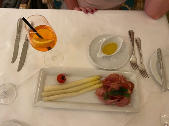 Abendessen im Schloßrestaurant--die Küche ist sehr gut!!