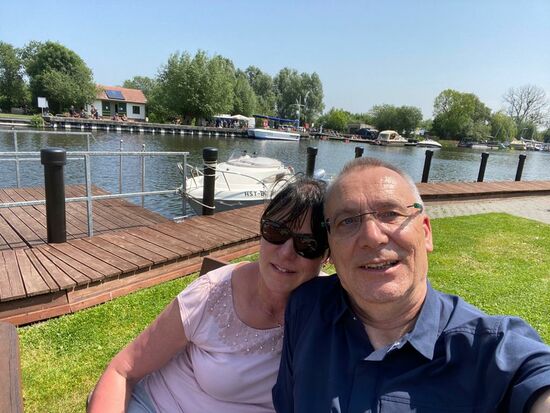 Am Hafen--auch hier ist schon wieder viel los--Wochenend--und Tagesausflügler finden sich hier ein--noch dürfen nur maximal 2 Haushalte an einem tisch sitzen