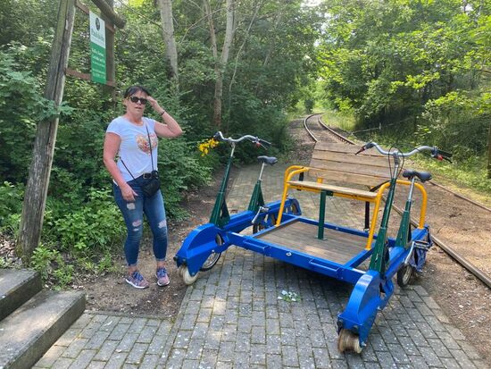 Nach etwa 2km machen wir schonmal Pause in einer keinen Gaststätte. Dazu müssen wir die Draisine aus den Gleisen heben