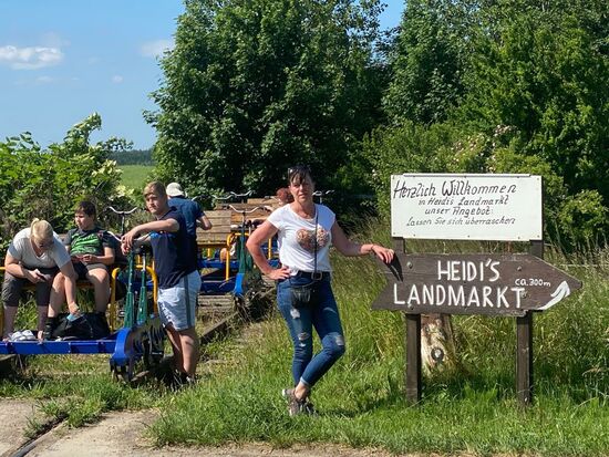 Da sind wir am Ziel--13km geschafft!
Heidis Landmarkt hat leider noch geschlossen--dort kann man sonst nett einkehren