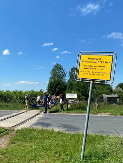 Mit den anderen müssen wir warten bis 15.30 Uhr. Erst dann dürfen wir die Draisinen drehen und zurück fahren