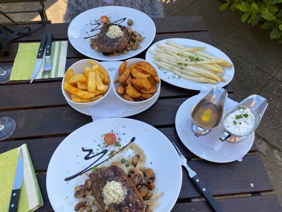 Im "Farmer Steakhaus" kehren wir zum Essen ein
