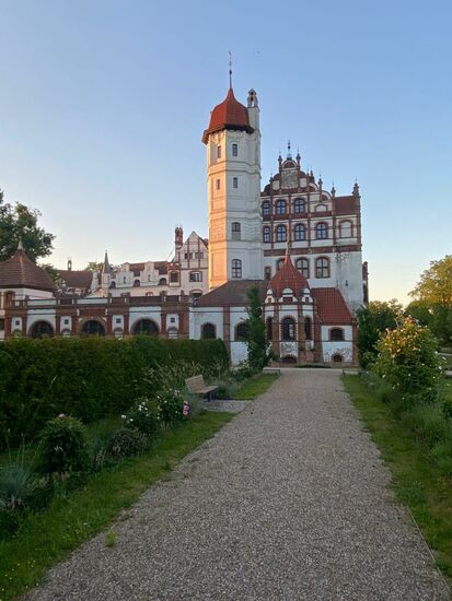 Nach dem Essen eine kurze Besichtigung des Basedower Schlosses am Malchiner See