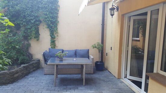 Es gibt auch eine schöne kleine Terrasse