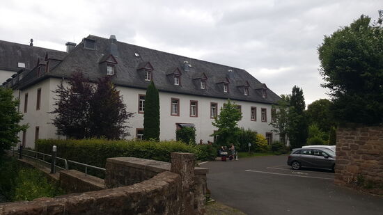 Das Klosterhotel und das Krimihotel gehören zusammen.
Hier ist leider der Service noch lange nicht so wie vor Corona. Wir sind von der Unterkunft enttäuscht.