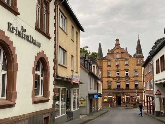 Das Kriminalhaus mit Krimiarchiv mit Tausenden von Krimibänden und hinten Deutschlands erstes Krimihotel mit verschiedenen Themenzimmern