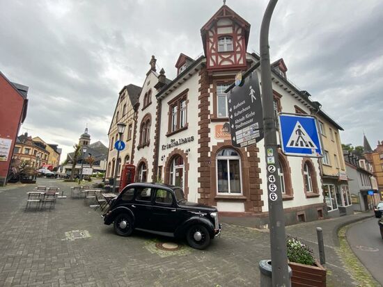 Ein ganzes Haus im Zeichen des Krimis: das Kriminalmuseum!
Der Besitzer des Krimimuseums , Ralf Kramp, ist einer der bekanntesten Eifel- Krimi- Autoren