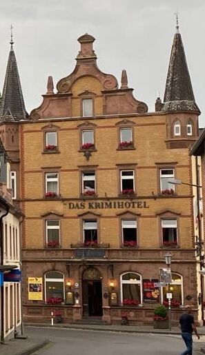 Das Krimihotel: hier kann man als Gast in einem Kriminalspiel mitwirken und es gibt Krimizimmer. Z.B. unter dem Motto: Miss Marple, James Bond, Sherlok Holmes und Co