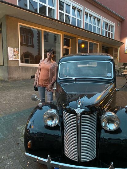 Vor dem Krimimuseum steht ein englischer Oldtimer