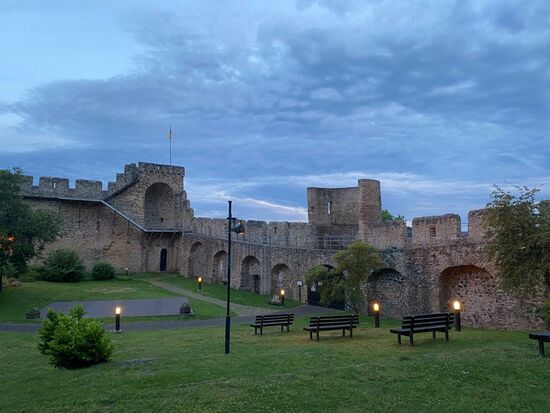 Die Stadtmauer von Hillesheim aus dem 13.Jhd- man kann sie normalerweise begehen, z.Zt. aber wegen Corona nicht