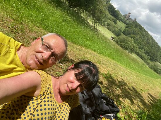 Das Wetter meint es zu gut mit uns--die Sonne brennt und wir pausieren am Fuße der Burg