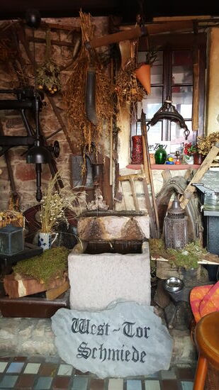 Im Innern ein uriges Sammelsurium von alten Dingen