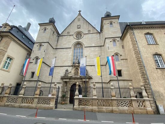 Wir parken im Parkhaus nahe der Kathedrale "Notre Dame"--hier die Historische Hauptfassade von 1621