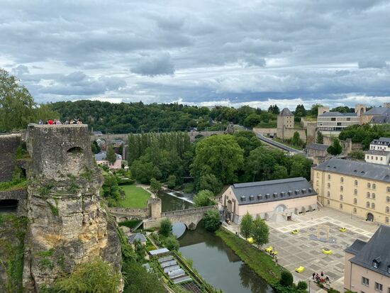 Besonders bekannt sind die Überreste ihrer mittelalterlichen Befestigungsanlagen und das große Höhlensystem der Bock-Kasematten umfasst ein Verlies, ein Gefängnis und die Archäologische Krypta, die als Geburtsstätte der Stadt gilt
