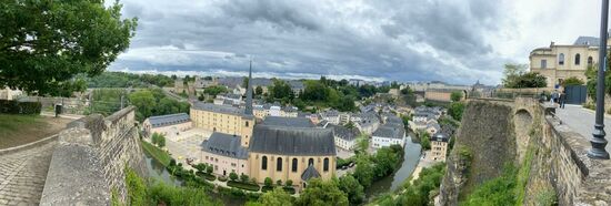 Die Bock-Kasematten sind leider auch wegen Corona geschlossen. Wir spazieren auf den Wallanlagen--hier bietet die Promenade Chemin de la Corniche spektakuläre Aussichten