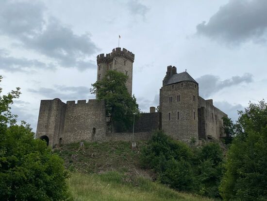 Auf dem Rückweg haben wir noch Gelegenheit die "Burg Kasselburg" von nahem anzusehen