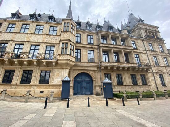 Großherzoglicher Palast ist die offizielle Stadtresidenz der großherzoglichen Familie Luxemburgs.  Hier empfängt das Staatsoberhaupt seine Gäste und der Palast wird für offizielle Anlässe genutzt