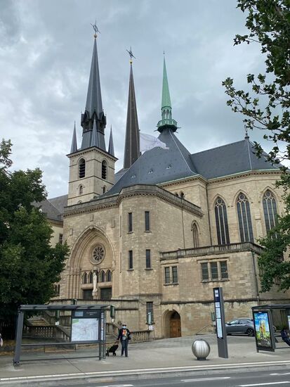 Sie wurde an der heutigen Stelle als Jesuitenkirche errichtet, die Grundsteinlegung erfolgte 1613