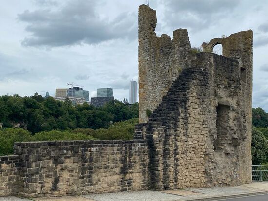 Krasser Gegensatz: Alt--und neu...