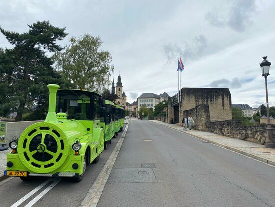 Mit dieser Bahn machen wir eine halb-stündige Stadtrundfahrt für 16 Euro