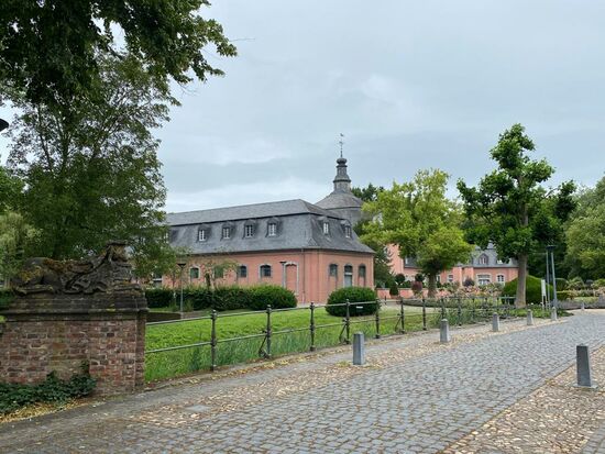 Rund um Mönchengladbach gibt es einige Schlösser--zuerst besuchen wir "Schloß Wickrath"