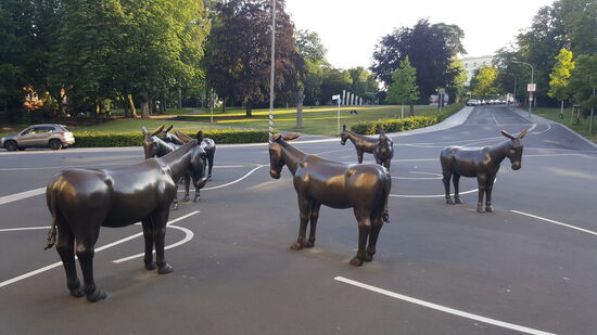 Davor -auf dem Sonnenplatz stehen die Skulpturen von 7 Eseln der Künstlerin "Rita Mc Bride"