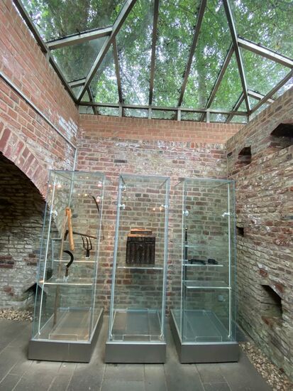 Man vermutet, dass die Geschützkammern nach oben hin offen waren, um den Pulverdampf abziehen zu lassen.